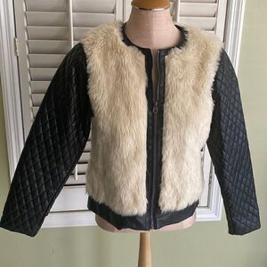 Catherine Malandrino. Fur accent coat. Pleated design sleeves with pockets.